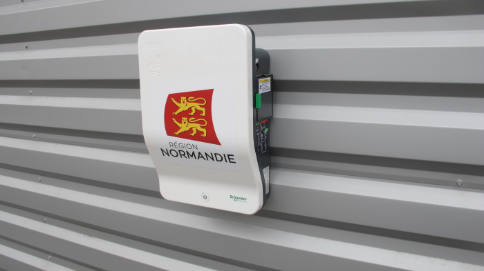 La borne de recharge (financement du Conseil Régional de Normandie)