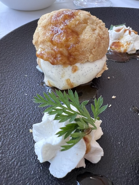Profiteroles (chou craquelin et glace asperges blanches, les graines de pavot ont imité la vanille, et jus corsé pour imiter la sauce chocolat