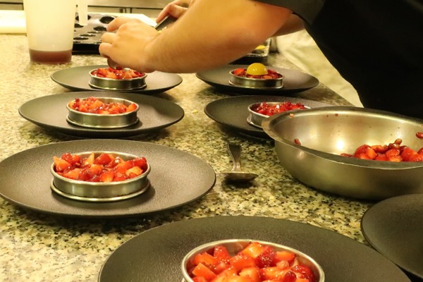 « comme un tartare » de fraises et de grenade, mousse de passion mangue pour imiter le jaune d’œuf.