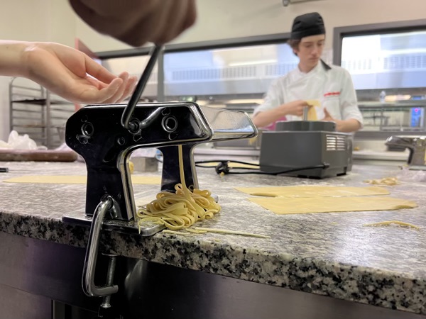 La confection des tagliatelles