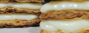 Trois couches de pâte feuilletée accompagnées de crème pâtissière