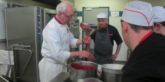 Fabrication du boudin noir par un professionnel aux apprentis Charcutier Traiteur