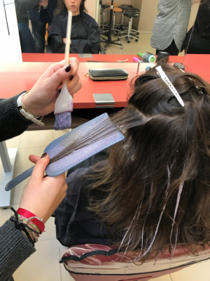 Réalisation de mèches sur cheveux longs et mi-longs