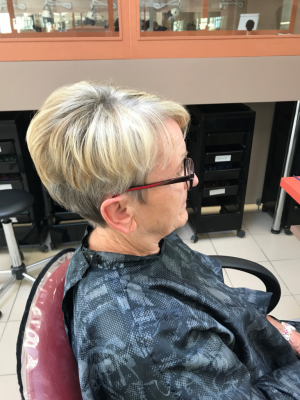 Réalisation d'une coupe brushing sur une cliente du salon 3ifa