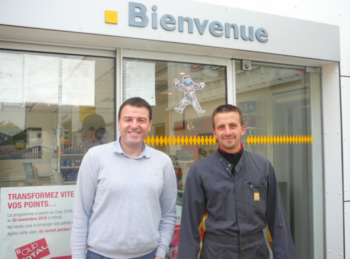 David au côté de son employeur John PATRY