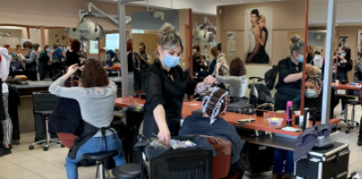 Le salon de coiffure en plein examen blanc