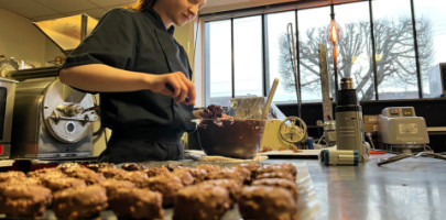 Lilou dans la boutique Le Petit Chocolatier