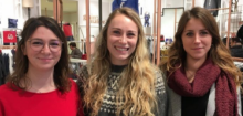 Léa André entourée de Justine Besnard, employée et Hélène Noël, responsable du magasin