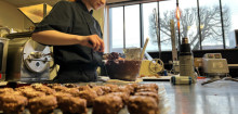 Lilou dans la boutique Le Petit Chocolatier