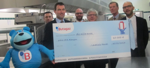 Butagaz remet un chèque de 10 000 € aux apprentis de la filière hôtellerie restauration