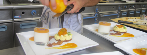 Jules dans la dernière touche de son dessert provençal