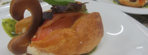 Cygne de tomates et truite fumée Cygne de tomates et truite fumée