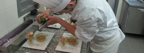 Cuisinier en pleine action