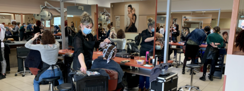 Le salon de coiffure en plein examen blanc Le salon de coiffure en plein examen blanc