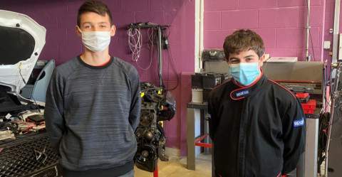 Alexis et Evan découvrent la vie à l'atelier