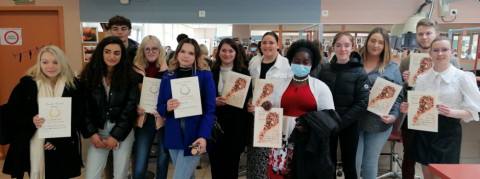 Les jeunes et leurs diplômes pour le Concours espoir de Coiffure au CFA 3ifa