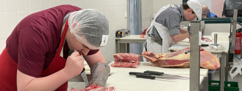 Les apprentis en plein concours pour le MAF boucher 2022 (Orne) MAF boucherie