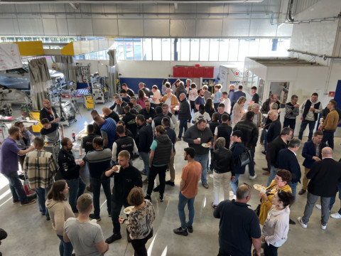 Dans le hall carrosserie du CFA Soirée partenaires de l'automobile