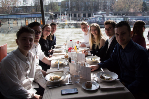 CAP Service BP Cuisine Jeunes élèves déjeuner sur la seine